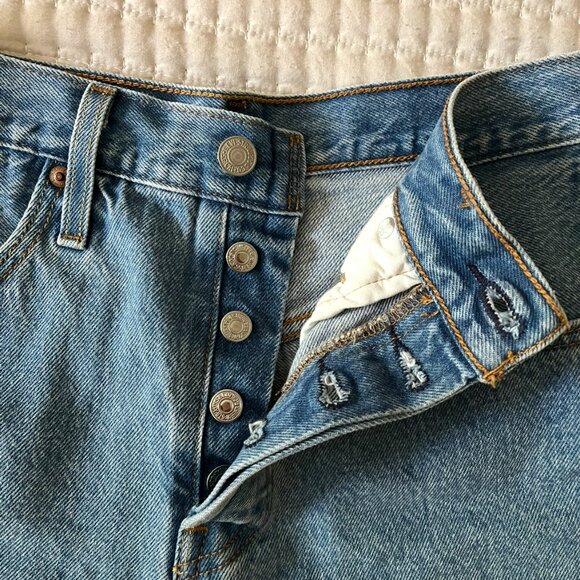 Levi's 501 Shorts - Picture 3 of 4